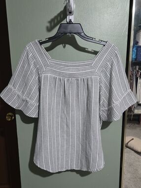 Universal Thread Gray and White Striped Square-Neck Flutter Sleeve Blouse